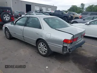 2001 Toyota Camry LE z VIN 4T1BF28K71U127407, wystawiony jako IAAI lot #42247606 z przebiegiem 289 995 mil mil oraz . Historia ofert i sprzedaży dostępna na DreamBid. Obrazek 3.