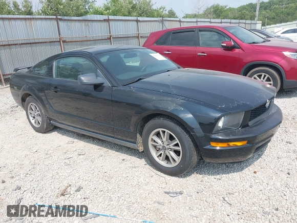 2005 Ford Mustang Deluxe z VIN 1ZVFT80N355240212, wystawiony jako IAAI lot #42426192 z przebiegiem 68 742 mil mil oraz . Historia ofert i sprzedaży dostępna na DreamBid. Obrazek 1.