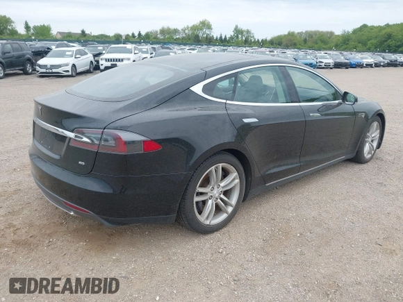 2013 Tesla Model S с VIN 5YJSA1CN1DFP08848, выставлен на аукционе IAAI как лот 42300243 с пробегом Не указан миль и . История ставок и продаж доступна на DreamBid. Изображение 4.