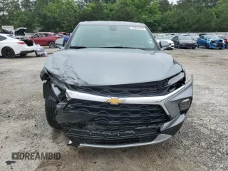 2025 Chevrolet Blazer LT z VIN 3GNKBCR44SS141747, wystawiony jako Copart lot #58720325 z przebiegiem 17 279 mil mil oraz Czysty tytuł • Clean title. Historia ofert i sprzedaży dostępna na DreamBid. Obrazek 5.