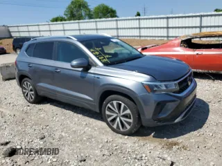 2024 Volkswagen Taos SE z VIN 3VVSX7B26RM008403, wystawiony jako Copart lot #56887985 z przebiegiem 60 595 mil mil oraz Tytuł czysty. Historia ofert i sprzedaży dostępna na DreamBid. Obrazek 4.