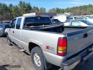 2004 GMC Sierra 1500 SLE with VIN 2GTEK19T041267474, listed as a IAAI auction lot 41909083 with 225,702 mi miles. Bid and sale history available at carsss.com. Image 3.