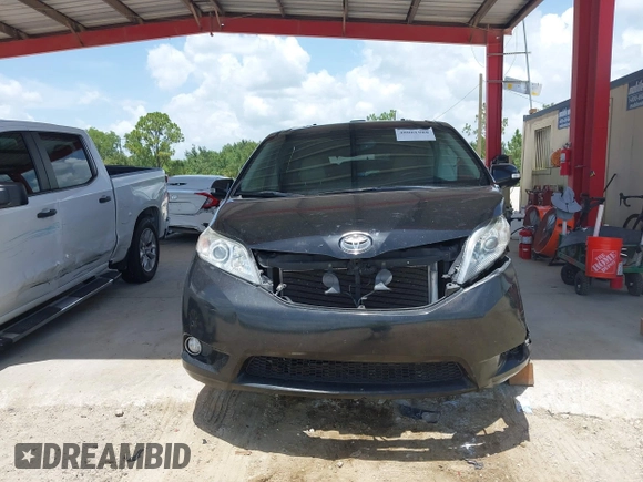 2014 Toyota Sienna XLE z VIN 5TDYK3DC2ES423847, wystawiony jako IAAI lot #40001988 z przebiegiem 130 731 mil mil oraz . Historia ofert i sprzedaży dostępna na DreamBid. Obrazek 12.