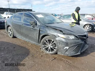 2018 Toyota Camry LE z VIN 4T1B11HK5JU649736, wystawiony jako IAAI lot #41536240 z przebiegiem 20 330 mil mil oraz . Historia ofert i sprzedaży dostępna na DreamBid. Obrazek 1.