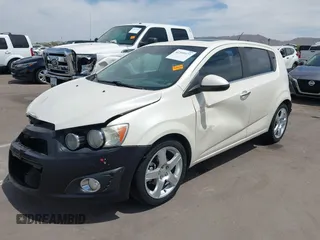 2015 Chevrolet Sonic LTZ z VIN 1G1JE6SB1F4164892, wystawiony jako IAAI lot #42359377 z przebiegiem 104 248 mil mil oraz . Historia ofert i sprzedaży dostępna na DreamBid. Obrazek 2.
