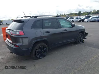 2021 Jeep Cherokee Latitude Plus z VIN 1C4PJMLB9MD140076, wystawiony jako IAAI lot #41998687 z przebiegiem 175 956 mil mil oraz . Historia ofert i sprzedaży dostępna na DreamBid. Obrazek 4.