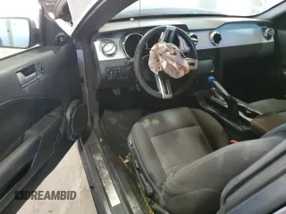 2006 Ford Mustang Standard z VIN 1ZVFT80N565227396, wystawiony jako Copart lot #43061515 z przebiegiem Nie podano mil oraz Szkoda całkowita • Salvage title. Historia ofert i sprzedaży dostępna na DreamBid. Obrazek 8.