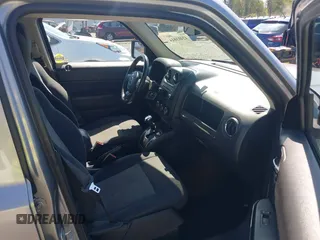 2016 Jeep Patriot Latitude with VIN 1C4NJPFA2GD633341, listed as a IAAI auction lot 42403814 with 98,768 mi miles and . Bid and sale history available at DreamBid. Image 5.