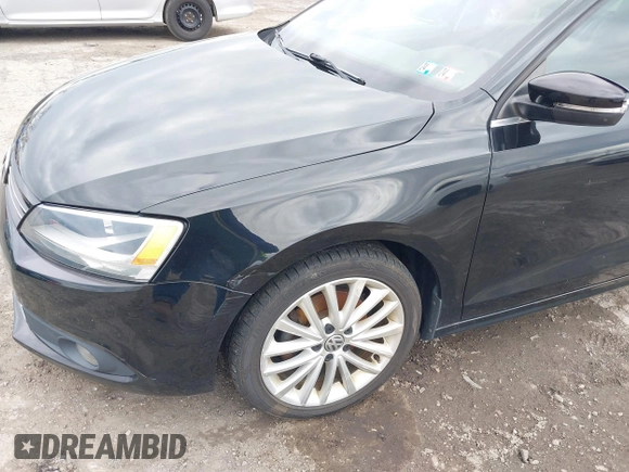 2014 Volkswagen Jetta SEL z VIN 3VWL17AJ3EM379295, wystawiony jako IAAI lot #41897734 z przebiegiem 124 344 mil mil oraz . Historia ofert i sprzedaży dostępna na DreamBid. Obrazek 6.