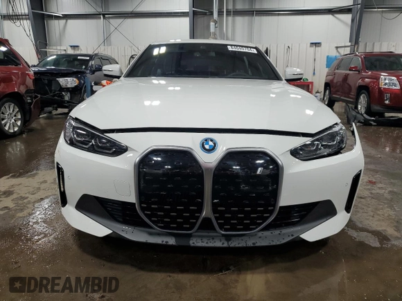 2024 BMW i4 xDrive40 z VIN WBY83FB06RFT27327, wystawiony jako Copart lot #84040704 z przebiegiem 5 137 mil mil oraz Szkoda całkowita • Salvage title. Historia ofert i sprzedaży dostępna na DreamBid. Obrazek 5.