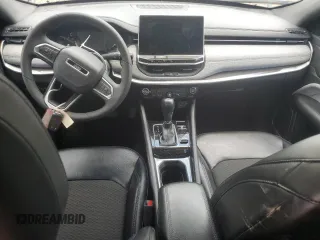2023 Jeep Compass Latitude z VIN 3C4NJDBN9PT552970, wystawiony jako Copart lot #63489905 z przebiegiem 61 045 mil mil oraz Czysty tytuł • Clean title. Historia ofert i sprzedaży dostępna na DreamBid. Obrazek 8.