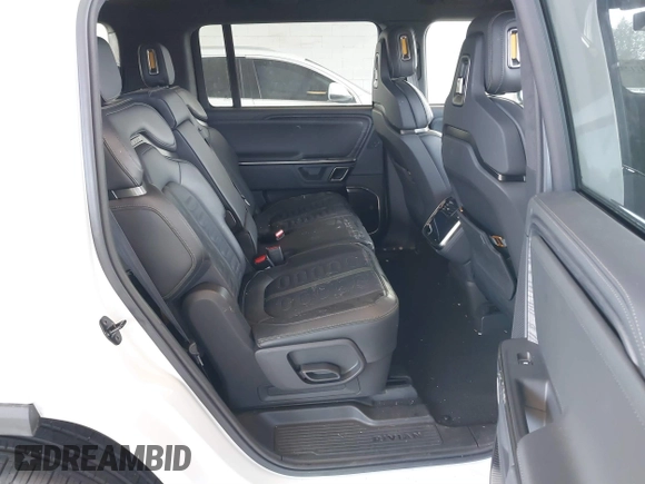 2024 Rivian R1S Adventure z VIN 7PDSGBBA4RN044260, wystawiony jako IAAI lot #41712342 z przebiegiem 7521 mil mil oraz . Historia ofert i sprzedaży dostępna na DreamBid. Obrazek 8.