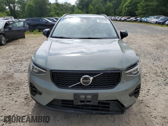 2023 Volvo XC40 Plus Dark Theme с VIN YV4L12UW6P2050773, выставлен на аукционе Copart как лот 62941745 с пробегом 39 865 миль миль и Списание • Salvage title. История ставок и продаж доступна на DreamBid. Изображение 5.