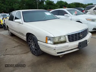 1997 Cadillac DeVille z VIN 1G6KF5494VU228325, wystawiony jako IAAI lot #42195731 z przebiegiem 127 180 mil mil oraz . Historia ofert i sprzedaży dostępna na DreamBid. Obrazek 1.