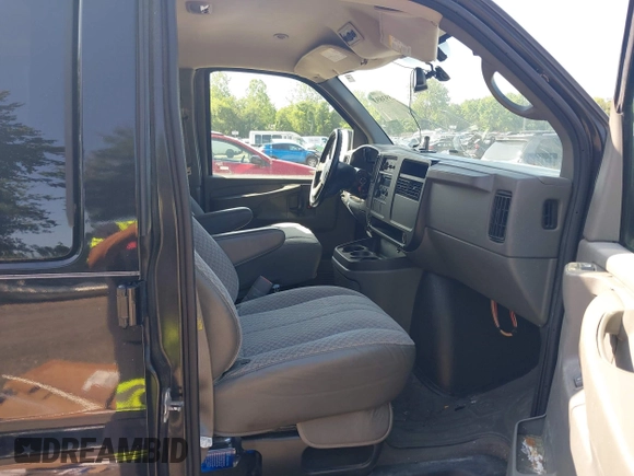2005 Chevrolet Express Passenger z VIN 1GNFG15T751169844, wystawiony jako IAAI lot #42393893 z przebiegiem 226 673 mil mil oraz . Historia ofert i sprzedaży dostępna na DreamBid. Obrazek 5.