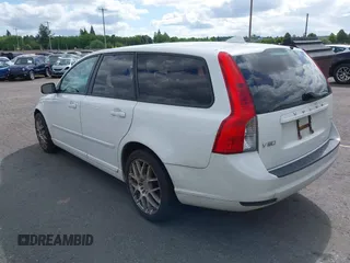 2010 Volvo V50 с VIN YV1382MW2A2558089, выставлен на аукционе IAAI как лот 42280564 с пробегом 273 757 миль миль и . История ставок и продаж доступна на DreamBid. Изображение 3.