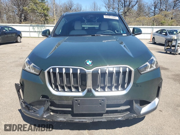 2025 BMW X1 xDrive28i z VIN WBX73EF04S5087145, wystawiony jako Copart lot #55381395 z przebiegiem 2551 mil mil oraz Szkody całkowita. Historia ofert i sprzedaży dostępna na DreamBid. Obrazek 5.