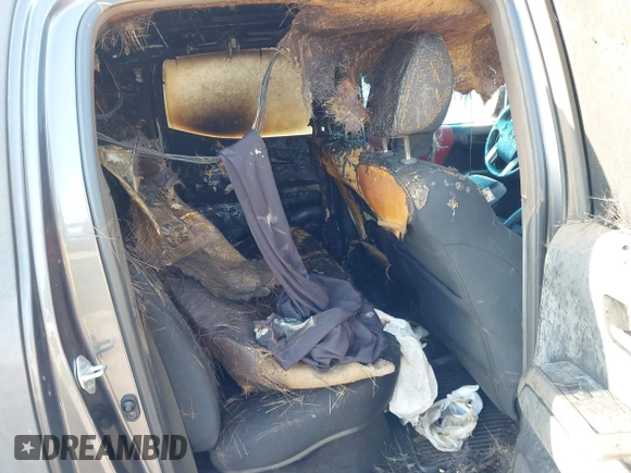 2021 Toyota Tacoma SR z VIN 5TFCZ5AN3MX272033, wystawiony jako IAAI lot #41689129 z przebiegiem Nie podano mil oraz . Historia ofert i sprzedaży dostępna na DreamBid. Obrazek 8.