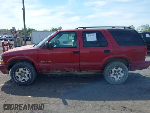 2002 Chevrolet Blazer LS z VIN 1GNDT13WX2K237284, wystawiony jako IAAI lot #42193499 z przebiegiem 137 258 mil mil oraz . Historia ofert i sprzedaży dostępna na DreamBid. Obrazek 6.