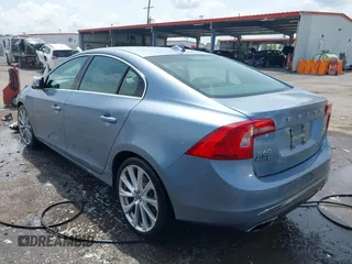 2017 Volvo S60 Inscription z VIN LYV402TK5HB196218, wystawiony jako IAAI lot #42330936 z przebiegiem 111 608 mil mil oraz . Historia ofert i sprzedaży dostępna na DreamBid. Obrazek 3.