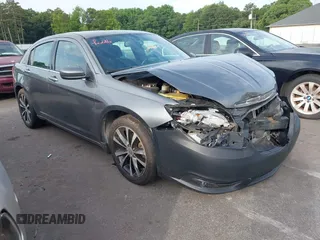 2012 Chrysler 200 Touring z VIN 1C3CCBBG5CN264045, wystawiony jako IAAI lot #42500711 z przebiegiem 176 135 mil mil oraz . Historia ofert i sprzedaży dostępna na DreamBid. Obrazek 1.