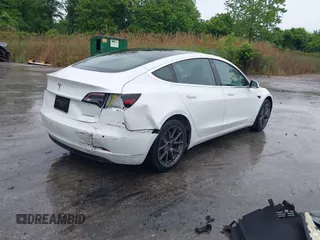 2019 Tesla Model 3 Long Range z VIN 5YJ3E1EBXKF442335, wystawiony jako IAAI lot #42240884 z przebiegiem 28 283 mil mil oraz . Historia ofert i sprzedaży dostępna na DreamBid. Obrazek 4.
