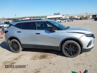 2021 Chevrolet Blazer LT z VIN 3GNKBCRS3MS528825, wystawiony jako IAAI lot #41756446 z przebiegiem 104 053 mil mil oraz . Historia ofert i sprzedaży dostępna na DreamBid. Obrazek 13.