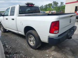 2020 Ram 1500 Tradesman z VIN 1C6RR6FT4LS148072, wystawiony jako IAAI lot #42041064 z przebiegiem 104 886 mil mil oraz . Historia ofert i sprzedaży dostępna na DreamBid. Obrazek 3.