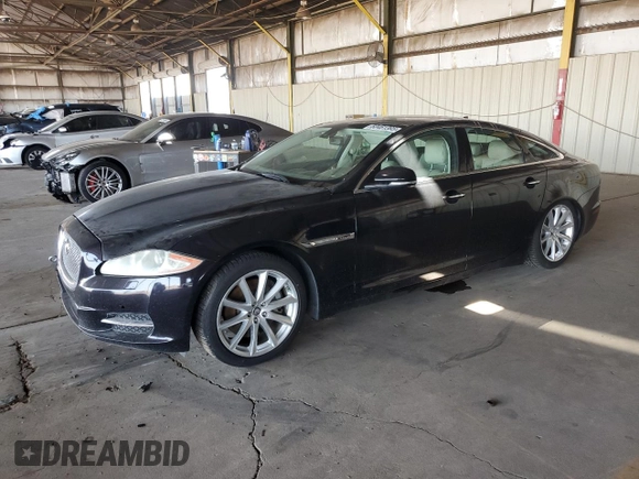 2013 Jaguar XJ z VIN SAJWA1C77D8V40055, wystawiony jako Copart lot #60461395 z przebiegiem 102 709 mil mil oraz Czysty tytuł • Clean title. Historia ofert i sprzedaży dostępna na DreamBid. Obrazek 1.