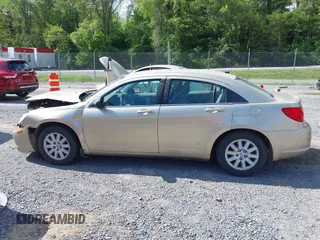 2010 Chrysler Sebring Touring z VIN 1C3CC4FB1AN142337, wystawiony jako IAAI lot #42199569 z przebiegiem 235 942 mil mil oraz . Historia ofert i sprzedaży dostępna na DreamBid. Obrazek 14.