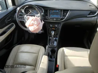 2020 Buick Encore Essence z VIN KL4CJGSB3LB033577, wystawiony jako Copart lot #53960845 z przebiegiem 57 581 mil mil oraz Szkody całkowita. Historia ofert i sprzedaży dostępna na DreamBid. Obrazek 8.