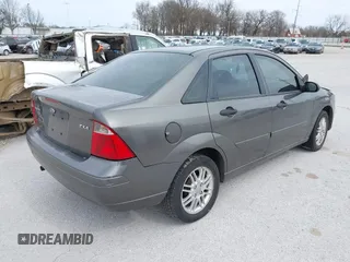 2005 Ford Focus S with VIN 1FAFP34N05W309572, listed as a IAAI auction lot 41861194 with 216,943 mi miles. Bid and sale history available at carsss.com. Image 4.
