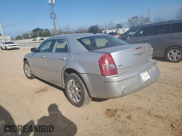2009 Chrysler 300 z VIN 2C3KK53V09H568544, wystawiony jako Copart lot #47015735 z przebiegiem 126 245 mil mil oraz Szkoda całkowita • Salvage title. Historia ofert i sprzedaży dostępna na DreamBid. Obrazek 2.