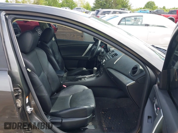 2011 Mazda 3 S Grand Touring z VIN JM1BL1W62B1395006, wystawiony jako IAAI lot #42213357 z przebiegiem 149 519 mil mil oraz . Historia ofert i sprzedaży dostępna na DreamBid. Obrazek 5.
