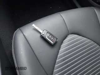 2024 Toyota Camry SE z VIN 4T1G11AK2RU211798, wystawiony jako IAAI lot #41613966 z przebiegiem 32 689 mil mil oraz . Historia ofert i sprzedaży dostępna na DreamBid. Obrazek 11.