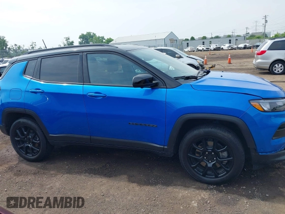 2024 Jeep Compass Latitude z VIN 3C4NJDBN4RT106311, wystawiony jako IAAI lot #42474517 z przebiegiem 9 027 mil mil oraz . Historia ofert i sprzedaży dostępna na DreamBid. Obrazek 13.