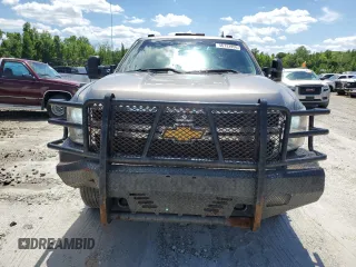 2013 Chevrolet Silverado 3500HD LTZ z VIN 1GC4K1C85DF245818, wystawiony jako Copart lot #56133955 z przebiegiem 288 943 mil mil oraz Tytuł czysty. Historia ofert i sprzedaży dostępna na DreamBid. Obrazek 5.
