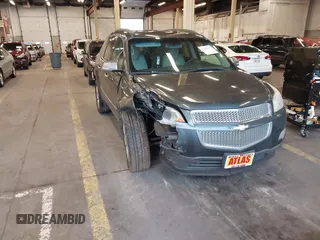 2011 Chevrolet Traverse LTZ z VIN 1GNKVLEDXBJ363840, wystawiony jako IAAI lot #41200552 z przebiegiem 150 069 mil mil oraz . Historia ofert i sprzedaży dostępna na DreamBid. Obrazek 1.