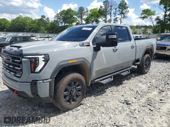 2025 GMC Sierra 2500HD AT4 z VIN 1GT4UPEY0SF206593, wystawiony jako Copart lot #52699045 z przebiegiem 5 036 mil mil oraz Szkoda całkowita • Salvage title. Historia ofert i sprzedaży dostępna na DreamBid. Obrazek 1.