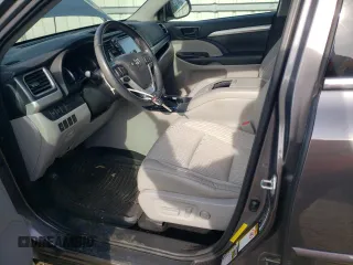 2017 Toyota Highlander LE z VIN 5TDZZRFH1HS217693, wystawiony jako Copart lot #50198455 z przebiegiem 67 912 mil mil oraz Szkoda całkowita • Salvage title. Historia ofert i sprzedaży dostępna na DreamBid. Obrazek 7.