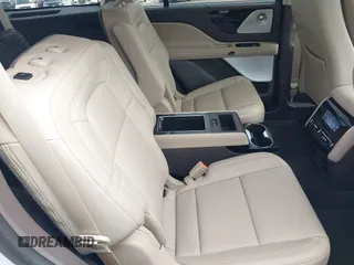 2023 Lincoln Aviator Reserve z VIN 5LM5J7WC0PGL29563, wystawiony jako IAAI lot #42219788 z przebiegiem 4 861 mil mil oraz . Historia ofert i sprzedaży dostępna na DreamBid. Obrazek 8.