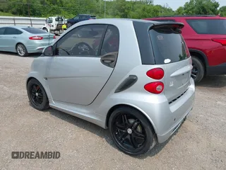 2009 Smart fortwo Pure z VIN WMEEJ31X39K276062, wystawiony jako IAAI lot #42383073 z przebiegiem 108 190 mil mil oraz . Historia ofert i sprzedaży dostępna na DreamBid. Obrazek 3.