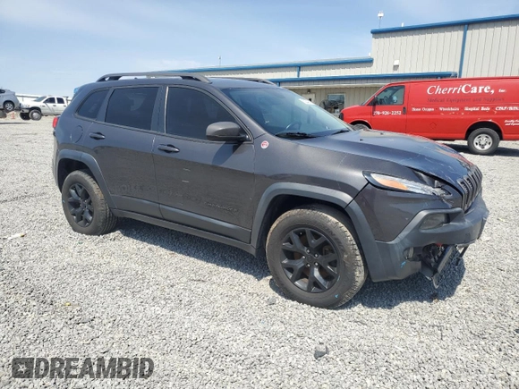 2015 Jeep Cherokee Trailhawk z VIN 1C4PJMBS2FW610618, wystawiony jako Copart lot #52243625 z przebiegiem 136 234 mil mil oraz Szkoda całkowita • Salvage title. Historia ofert i sprzedaży dostępna na DreamBid. Obrazek 4.