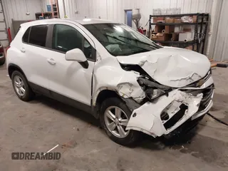 2020 Chevrolet Trax LS z VIN KL7CJKSB0LB318257, wystawiony jako IAAI lot #42080139 z przebiegiem 59 616 mil mil oraz . Historia ofert i sprzedaży dostępna na DreamBid. Obrazek 1.