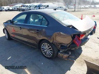 2011 Volkswagen Jetta SEL z VIN 3VWLX7AJXBM300389, wystawiony jako IAAI lot #41760720 z przebiegiem 249 087 mil mil oraz . Historia ofert i sprzedaży dostępna na DreamBid. Obrazek 3.