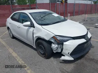 2018 Toyota Corolla L z VIN 5YFBURHE8JP769404, wystawiony jako IAAI lot #42219302 z przebiegiem 89 974 mil mil oraz . Historia ofert i sprzedaży dostępna na DreamBid. Obrazek 1.
