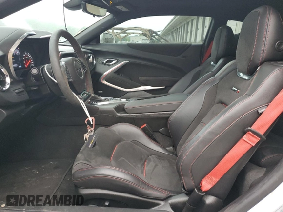 2023 Chevrolet Camaro ZL1 z VIN 1G1FK1R64P0104947, wystawiony jako Copart lot #56560435 z przebiegiem 17 503 mil mil oraz Szkody całkowita. Historia ofert i sprzedaży dostępna na DreamBid. Obrazek 7.