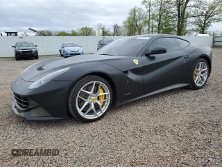 2014 Ferrari F12 z VIN ZFF74UFAXE0202704, wystawiony jako Copart lot #57329915 z przebiegiem 17 783 mil mil oraz Szkody całkowita. Historia ofert i sprzedaży dostępna na DreamBid. Obrazek 1.