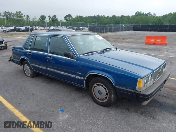 1987 Volvo 740 with VIN YV1FX8845H1175324, listed as a IAAI auction lot 42076862 with 371,211 mi miles. Bid and sale history available at carsss.com. Image 1.