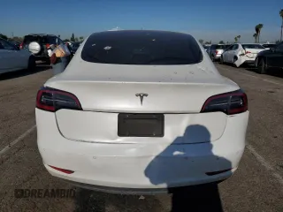 2020 Tesla Model 3 Standard Range Plus z VIN 5YJ3E1EAXLF644911, wystawiony jako Copart lot #52390785 z przebiegiem 138 783 mil mil oraz Szkoda całkowita • Salvage title. Historia ofert i sprzedaży dostępna na DreamBid. Obrazek 6.